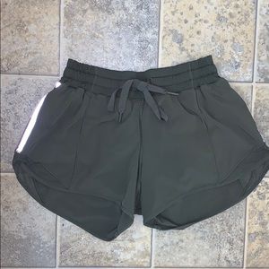 ARMY GREEN - Lululemon Hotty Hot Shorts 6 Tall